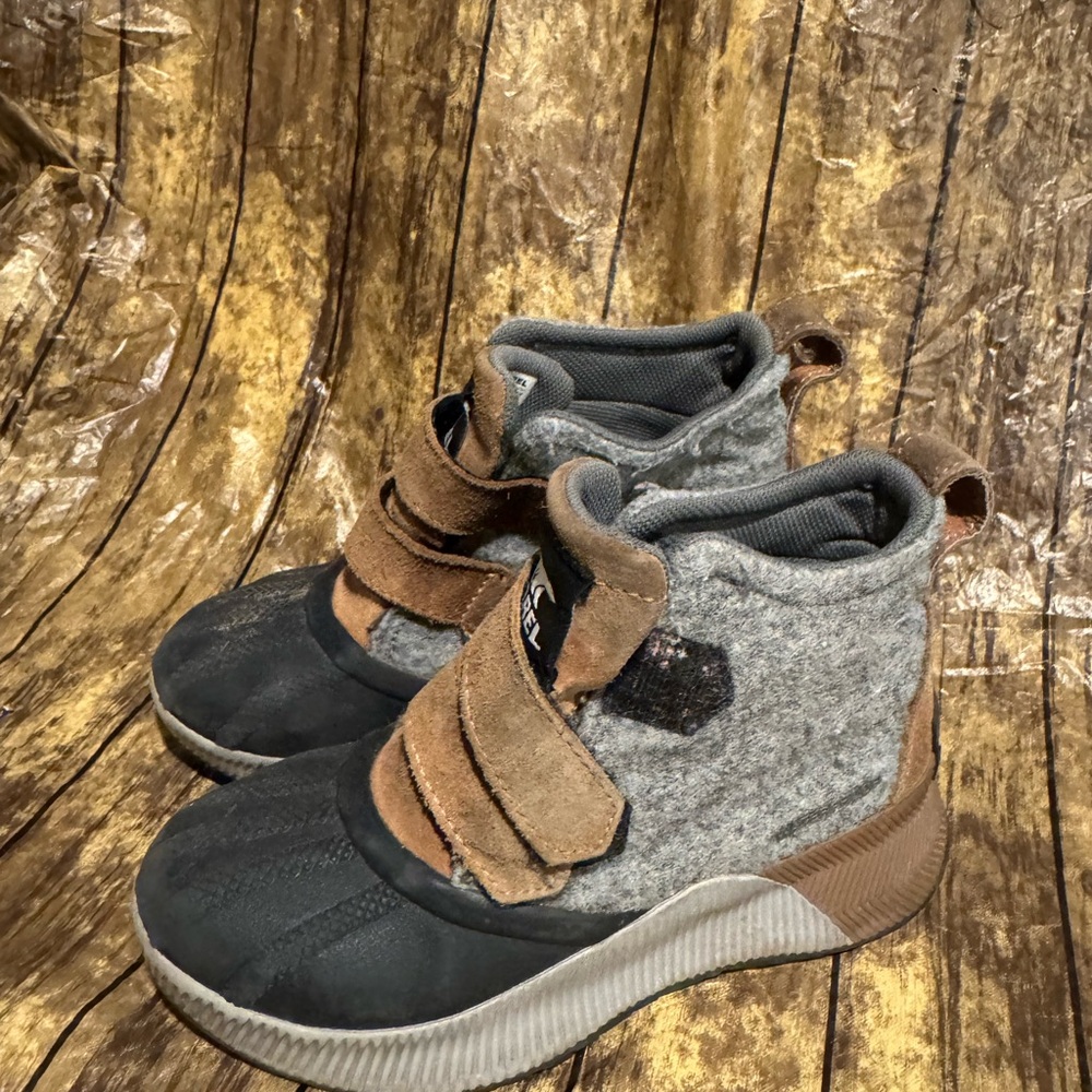 Kids Sorel Out ‘N About Waterproof Snow boot Size 13